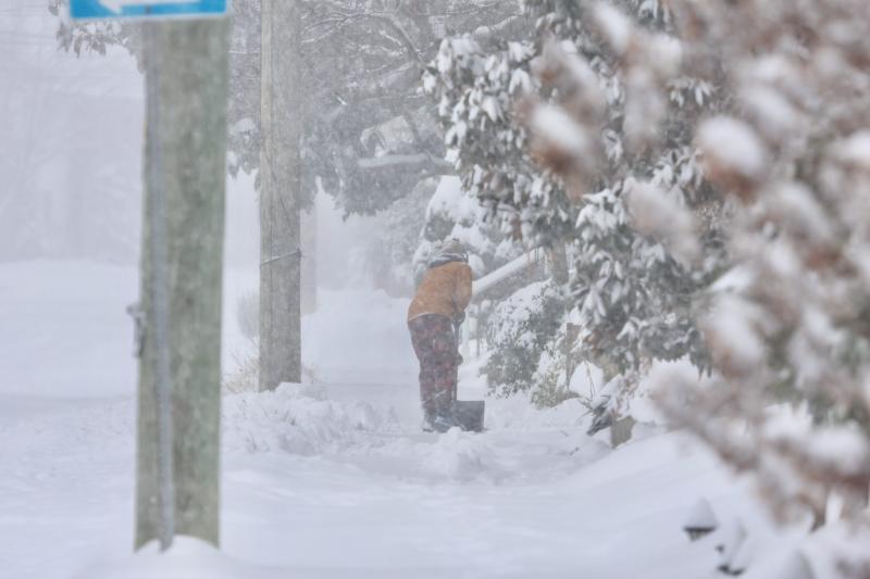 Neighbors on Kings Highway brought out their shovels early to try and keep up with the steady snow. BILL SHULL PHOTO